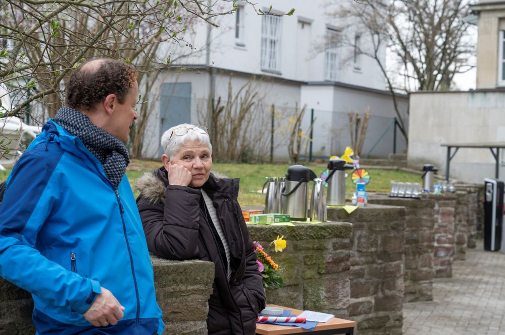 Sylvia Thie neben einem Blumenstrauß