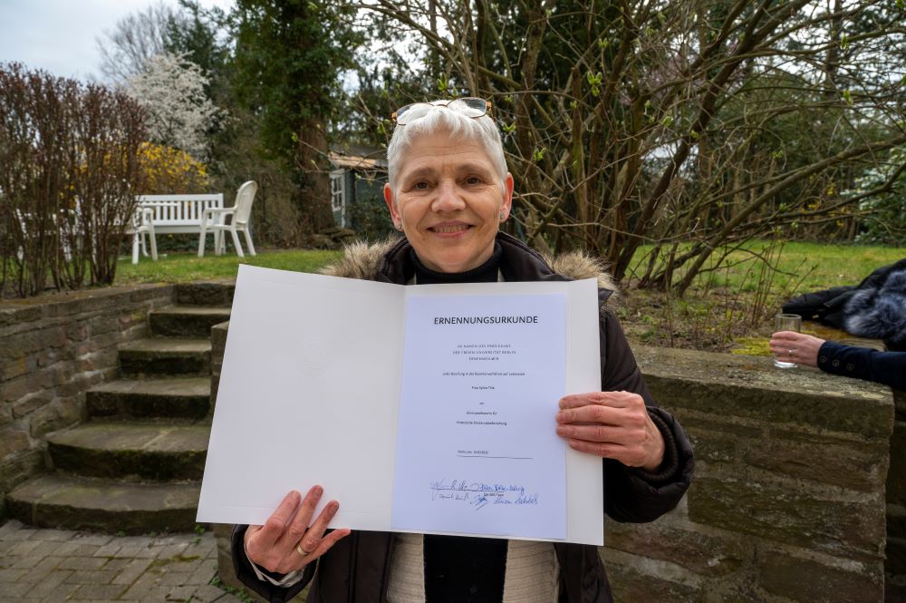 Sylvia Thie mit Ernennungsurkunde