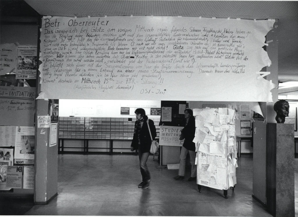 Protest-Banner gegen Prof. Heinrich Oberreuter