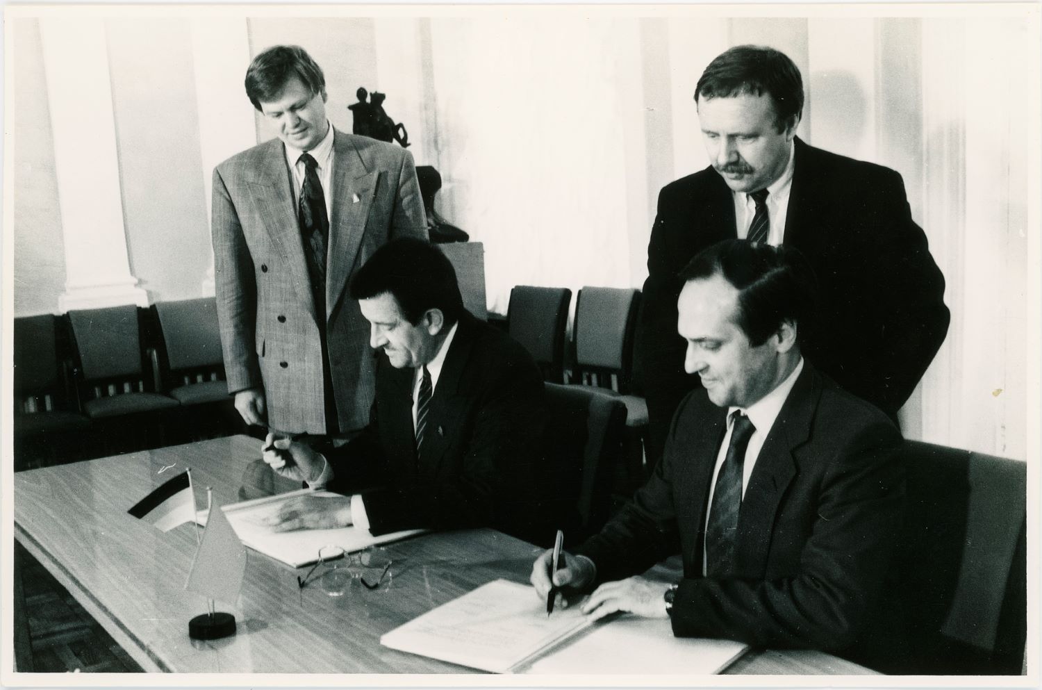 Prof. Dr. Dieter Heckelmann (mittig li.) und Dr. Kuno Böse hinter ihm stehend