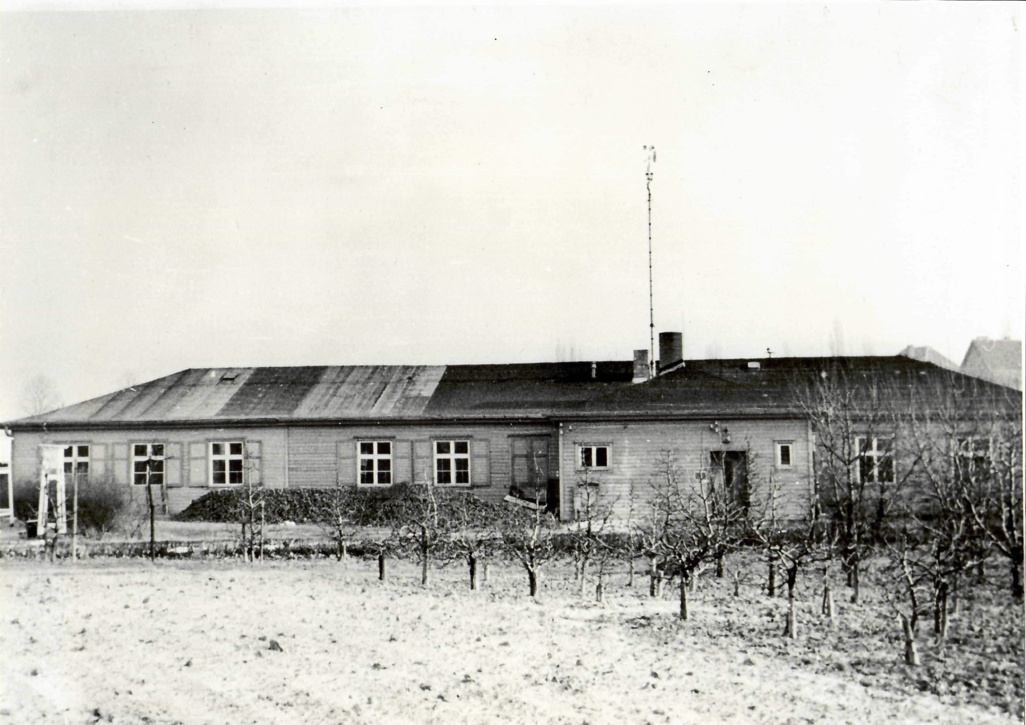 Erster Standort der Meteorologie der Freien Universität, eine Holzbarracke auf einer Obstwiese in Dahlem