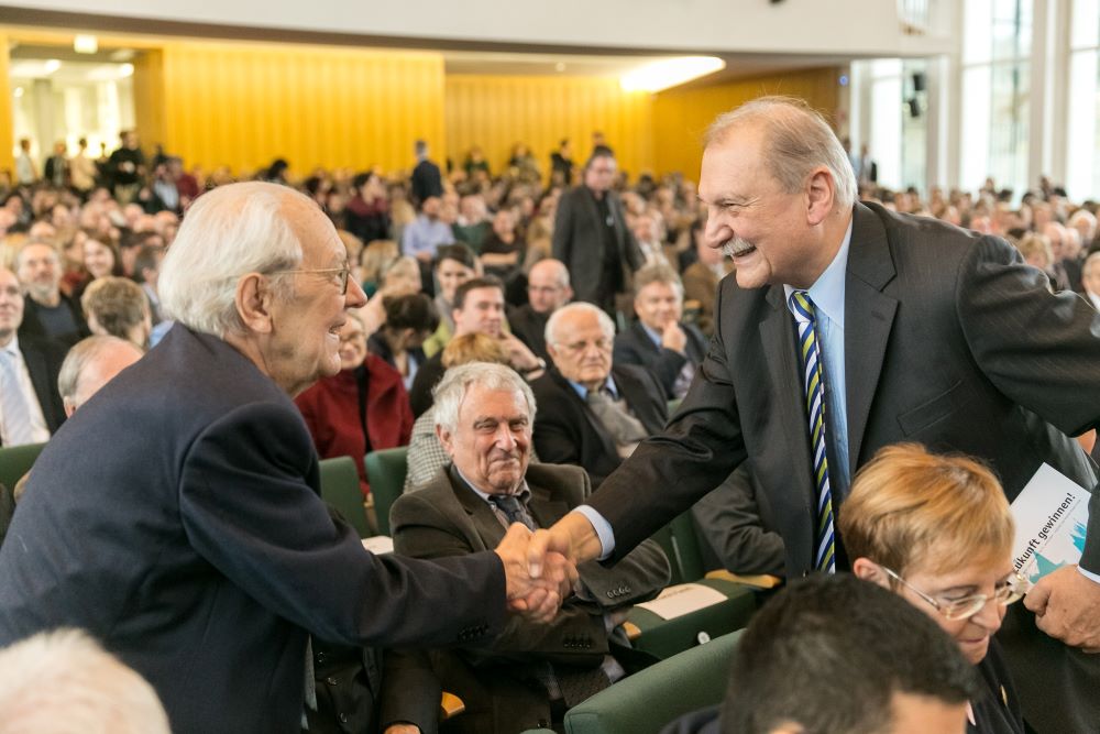 Kurt Hammer und Peter Lange begrüßen sich