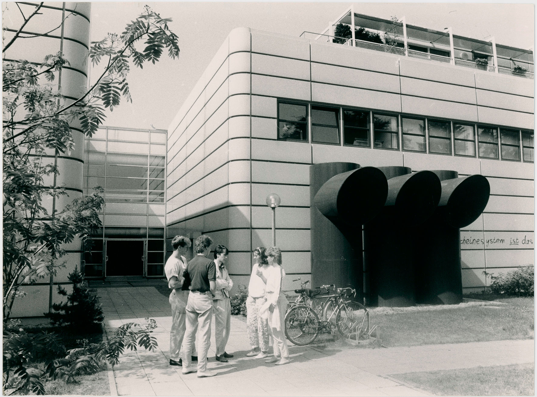 Arnimallee 14 - Fachbereich Physik (Außenansicht)