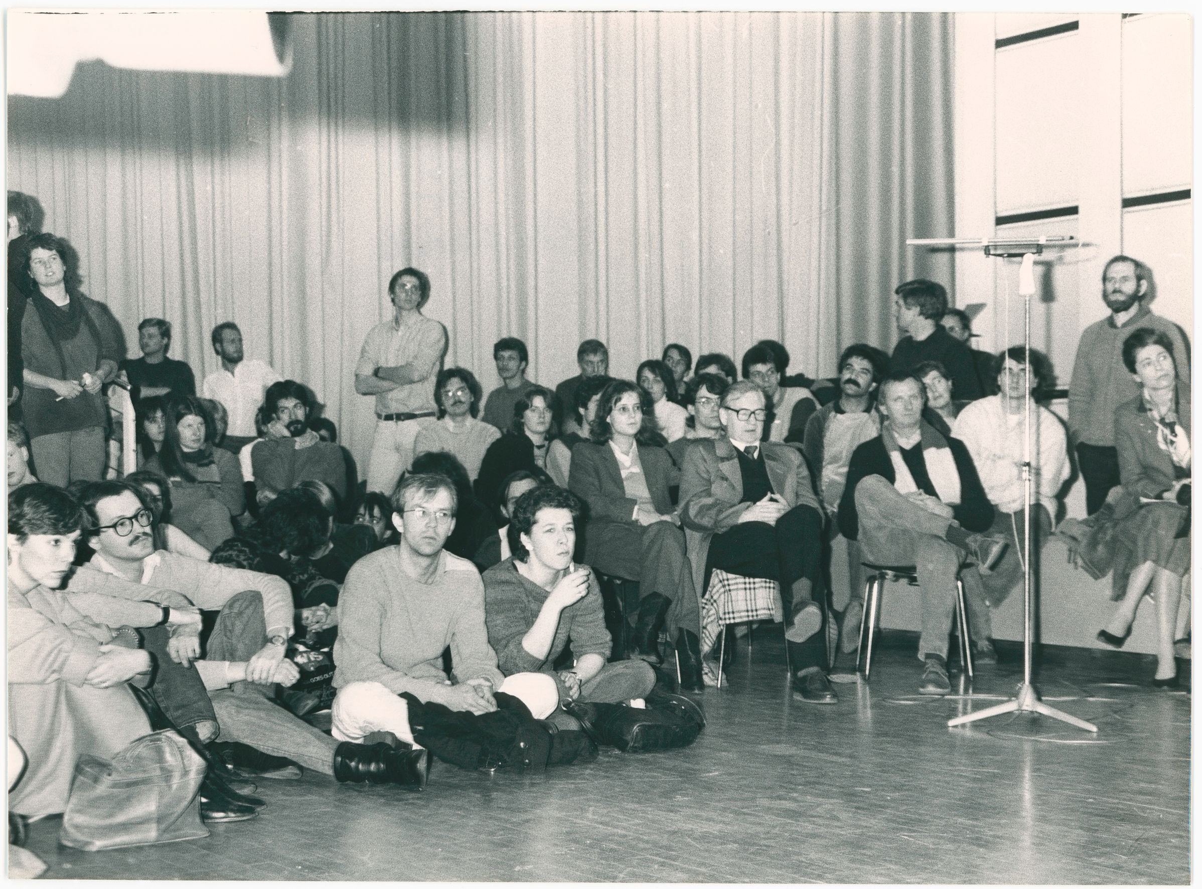 Studierende auf einer Veranstaltung