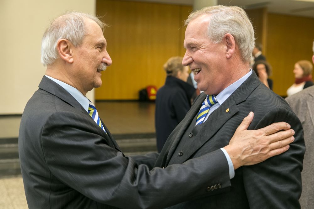 Peter Lange und Dr. Christian Laiblin bei der Verabschiedung des Kanzlers
