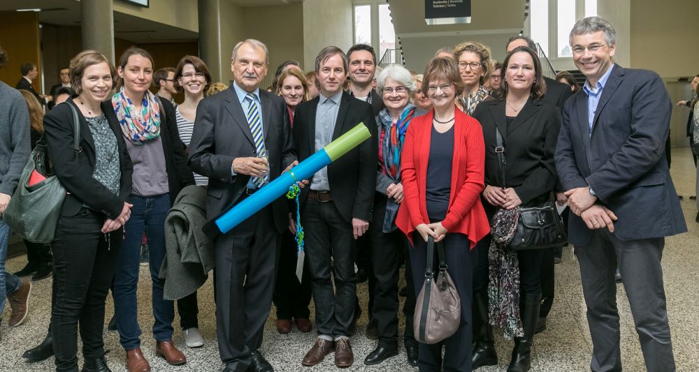 Gruppenfoto: Peter Lange zu seiner Verabschiedung mit der Presseabteilung 