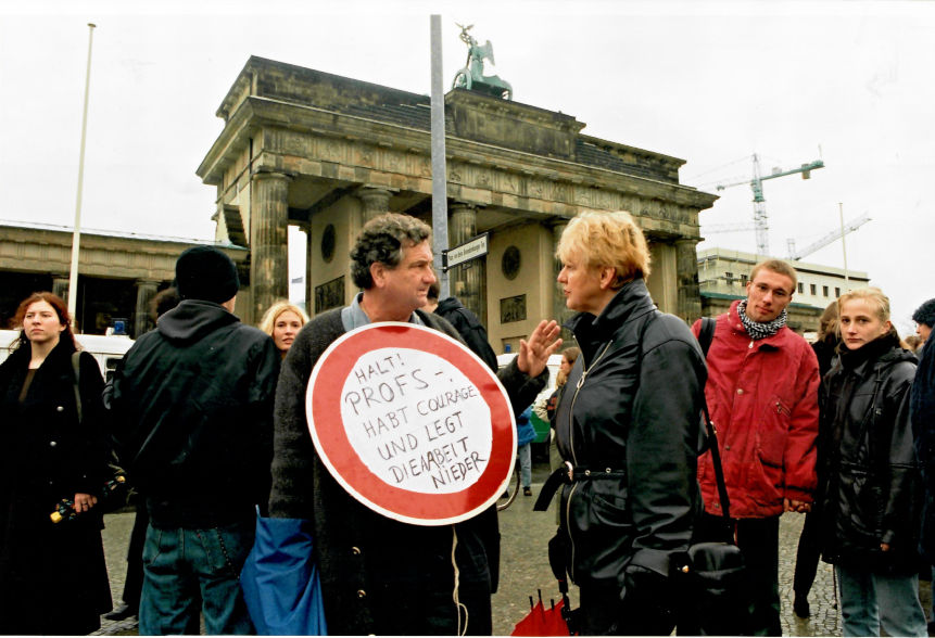 Prof. Peter Grottian auf einer Protestveranstaltung auf dem Pariser Platz 1997