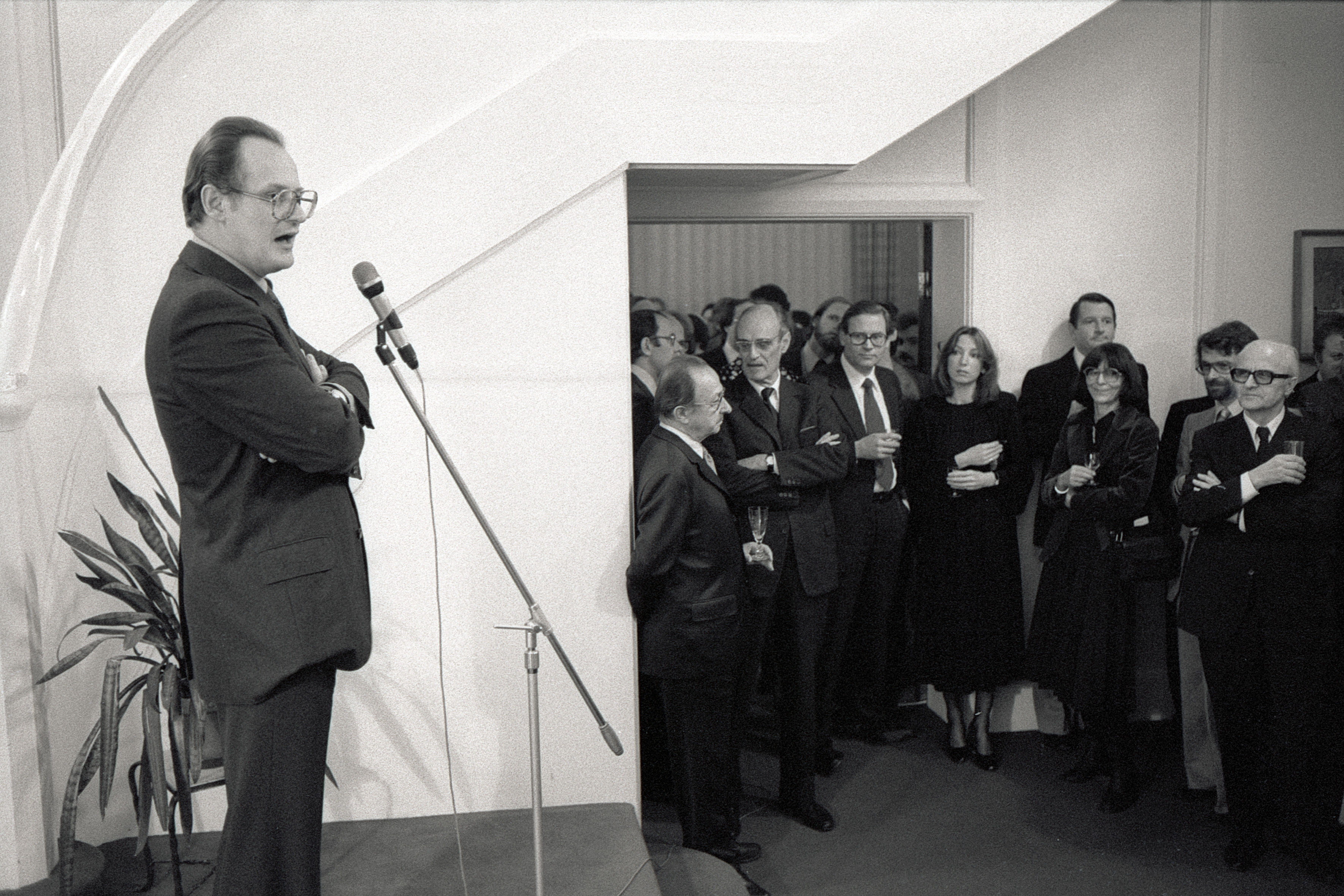 Dr. Peter Glotz hält eine Rede vor Universitätsangehörigen