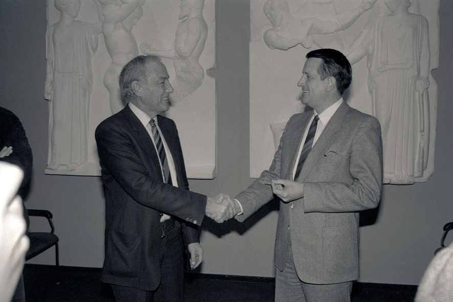 Eberhard Lämmert gratuliert den neuen Präsidenten Dieter Heckelmann