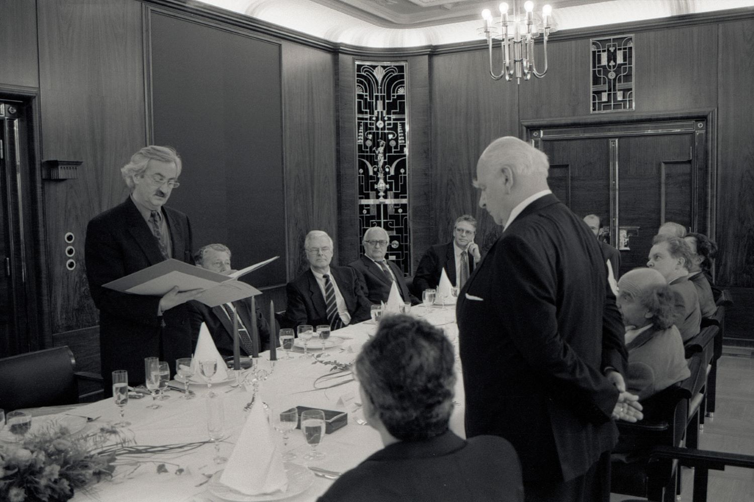 Prof. Dr. Johann W. Gerlach (li.) hält eine Ansprache