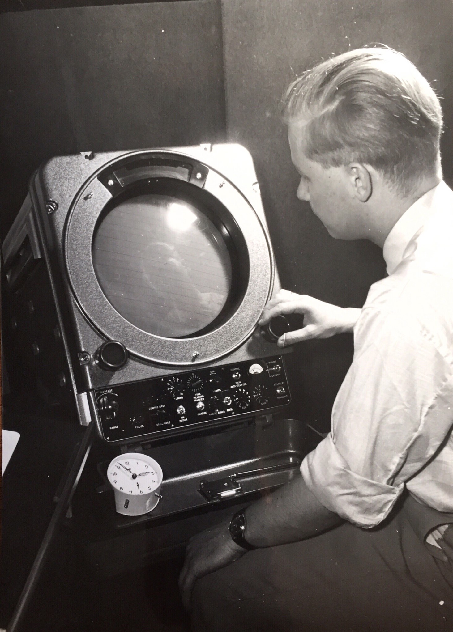 Dr. Günter Warnecke an einem meteorologischen Messgerät