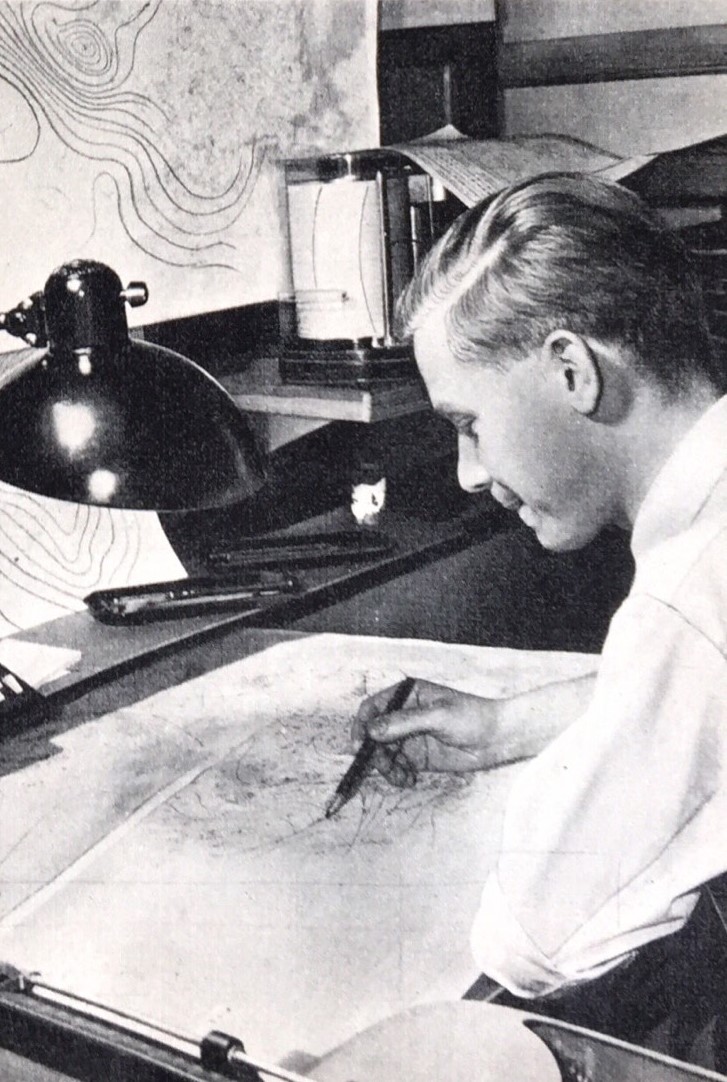 Dr. Günter Warnecke überträgt Daten in eine Wetterkarte