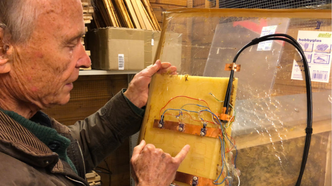 Prof. Dr. Randolf Menzel mit Gerätschaft