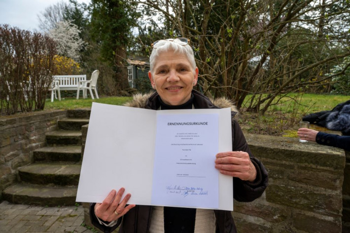 Sylvia Thie mit Ernennungsurkunde