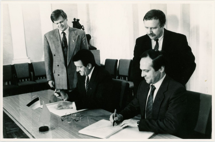 Prof. Dr. Dieter Heckelmann (mittig li.) und Dr. Kuno Böse hinter ihm stehend