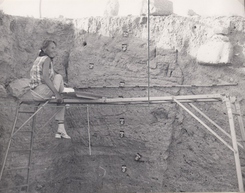 Dr. Eva Strommenger-Nagel vor einer Schnittwand von Habuba Kabira Tell