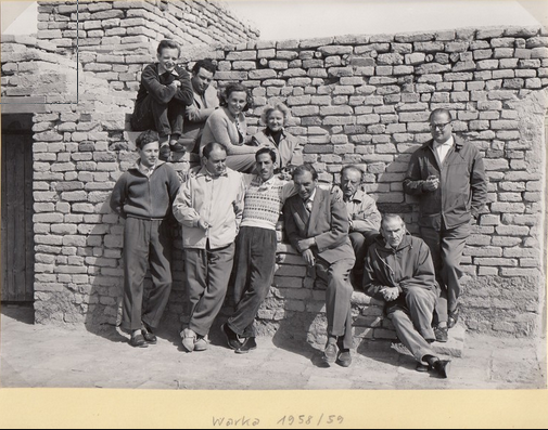 Ausgrabungsteam mit Dr. Eva Strommenger-Nagel, 1958/59 in Uruk-Warka