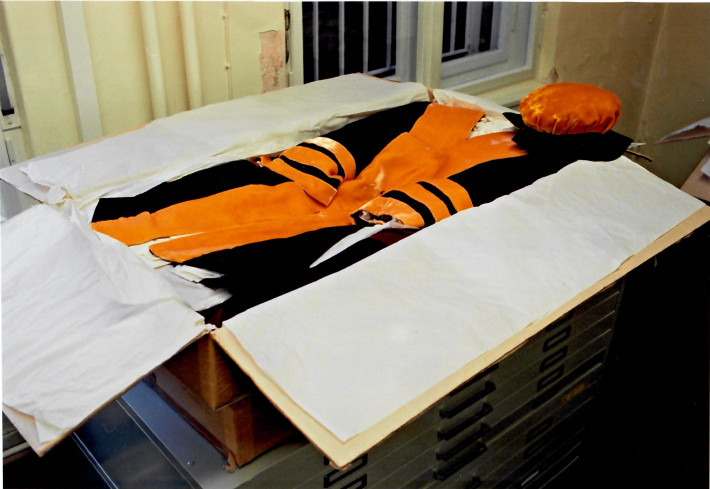 Oranger Talar der Mathematisch-Naturwissenschaftlichen-Fakultät