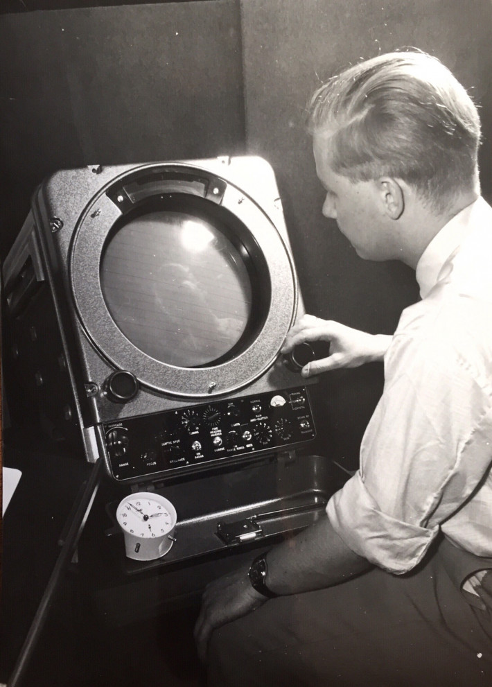 Dr. Günter Warnecke an einem meteorologischen Messgerät